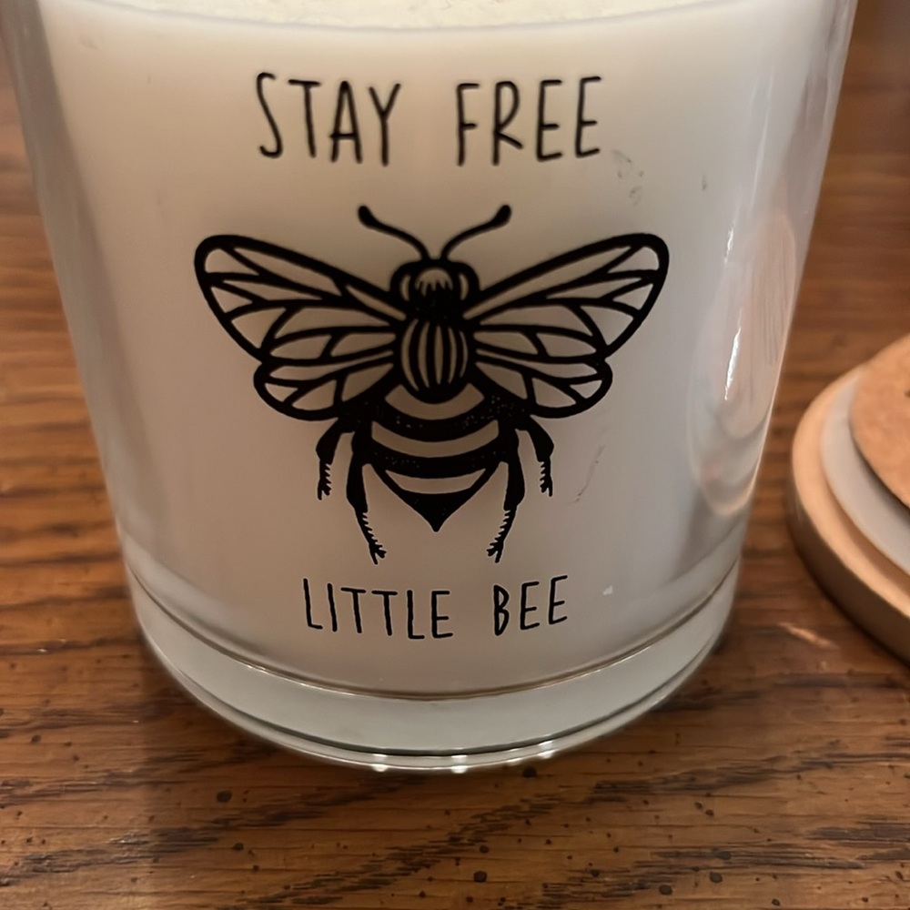 Lyght Candle Co. Stay Free Little Bee candle, NWOT - Picture 8 of 12